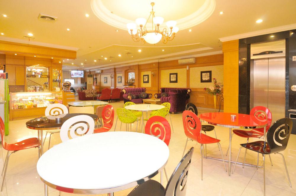 Hotel Maricaya Makassar Buitenkant foto