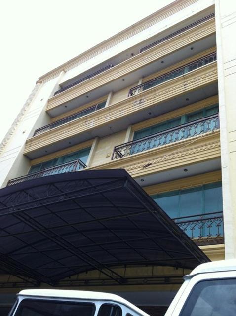 Hotel Maricaya Makassar Buitenkant foto