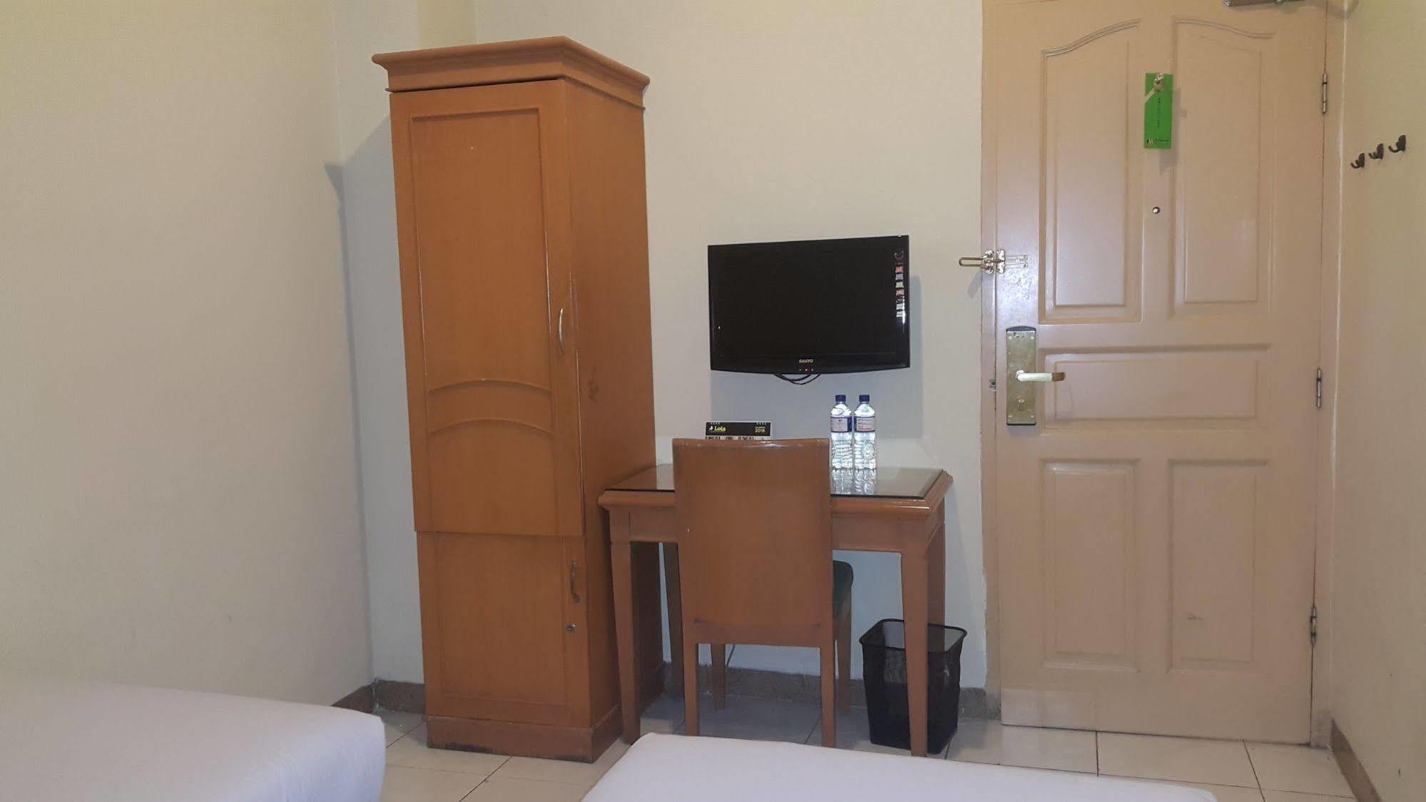 Hotel Maricaya Makassar Buitenkant foto