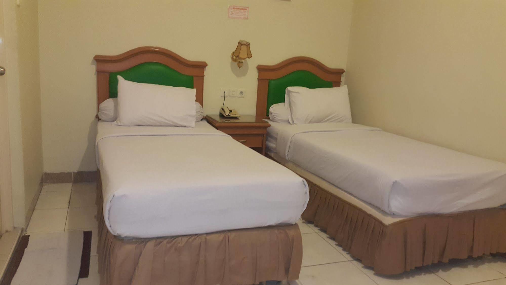 Hotel Maricaya Makassar Buitenkant foto