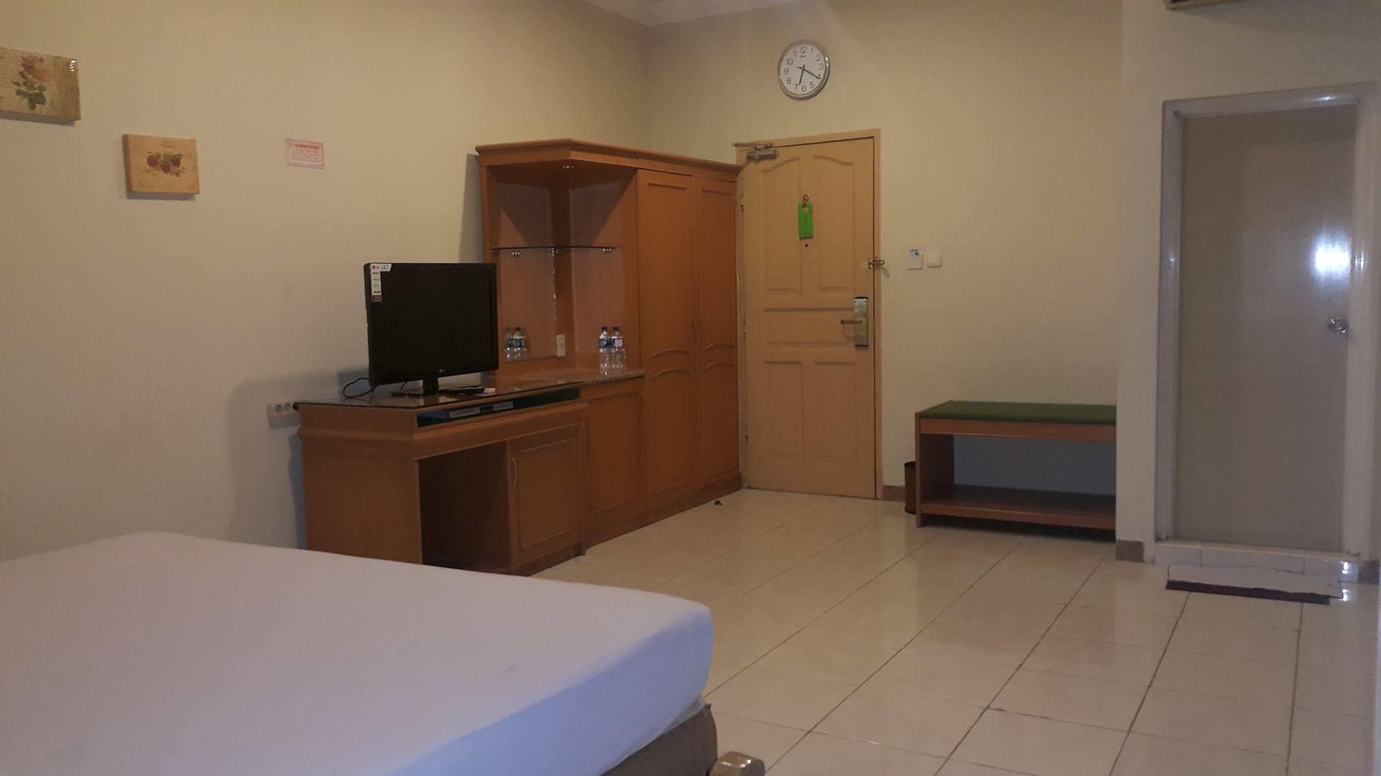 Hotel Maricaya Makassar Buitenkant foto