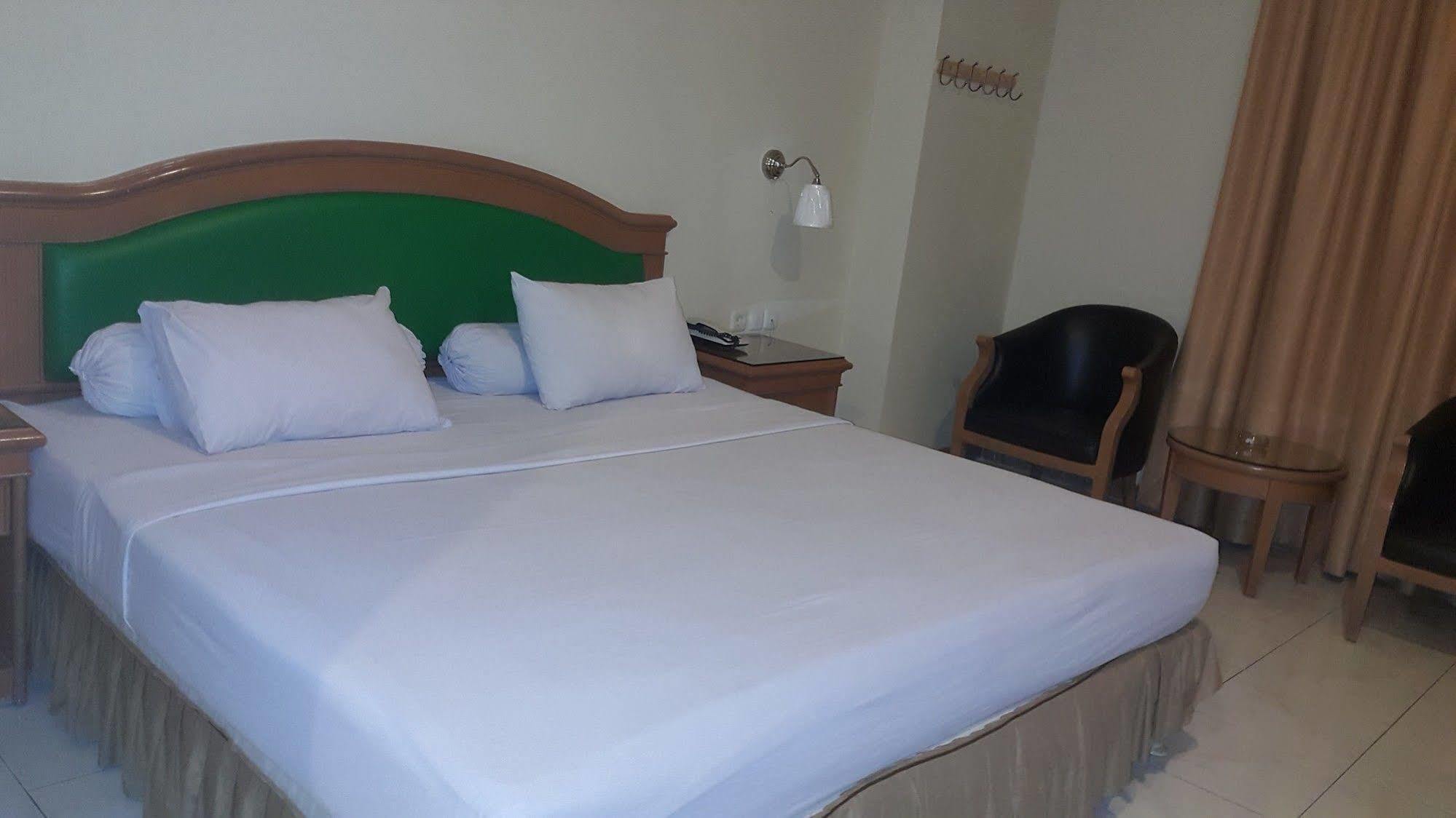 Hotel Maricaya Makassar Buitenkant foto