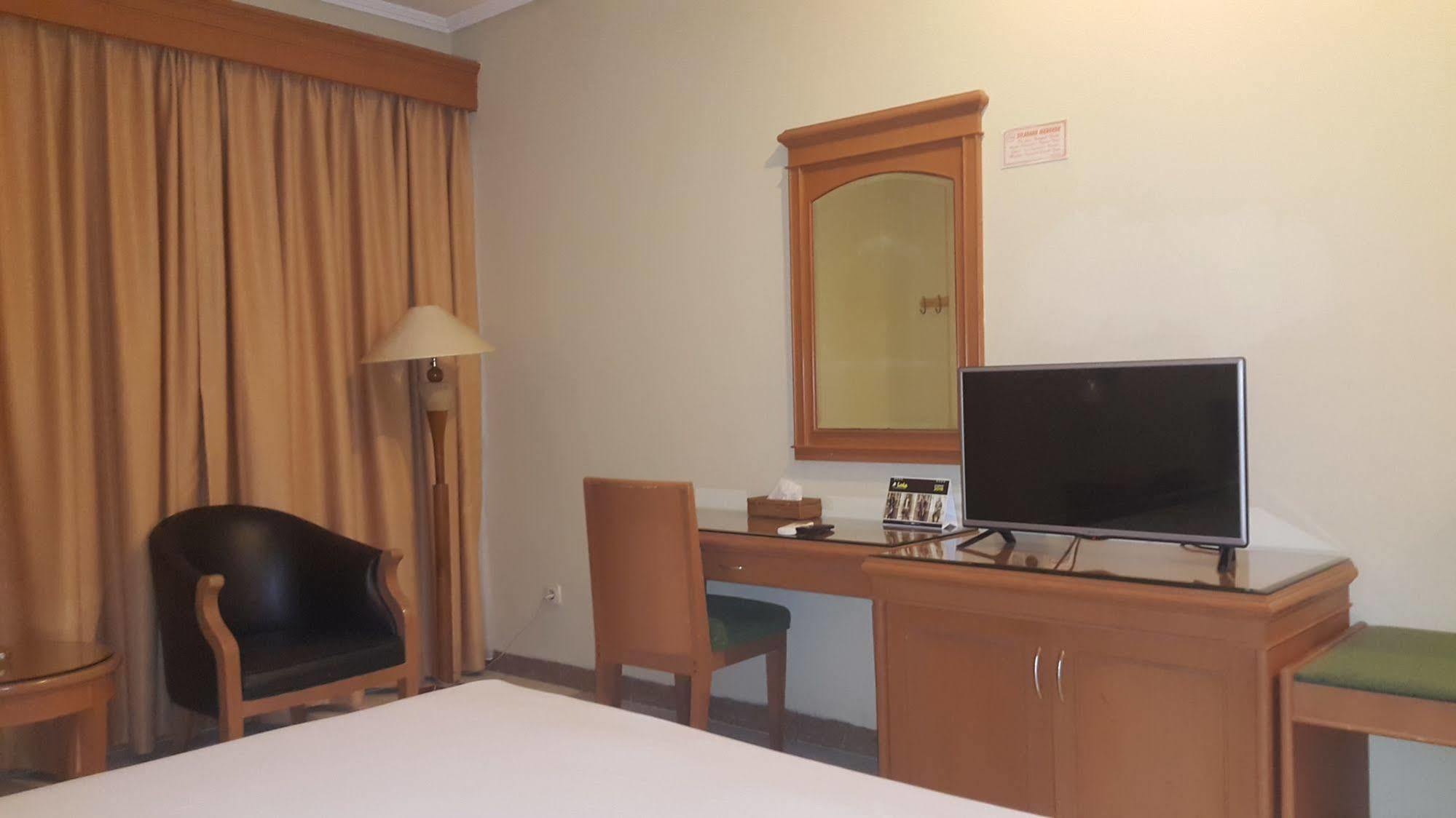 Hotel Maricaya Makassar Buitenkant foto