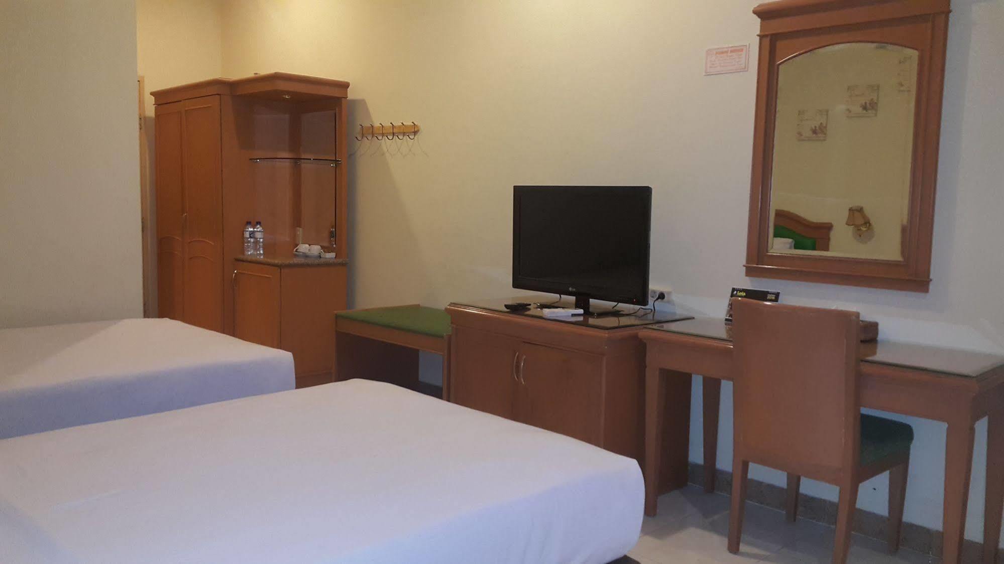 Hotel Maricaya Makassar Buitenkant foto