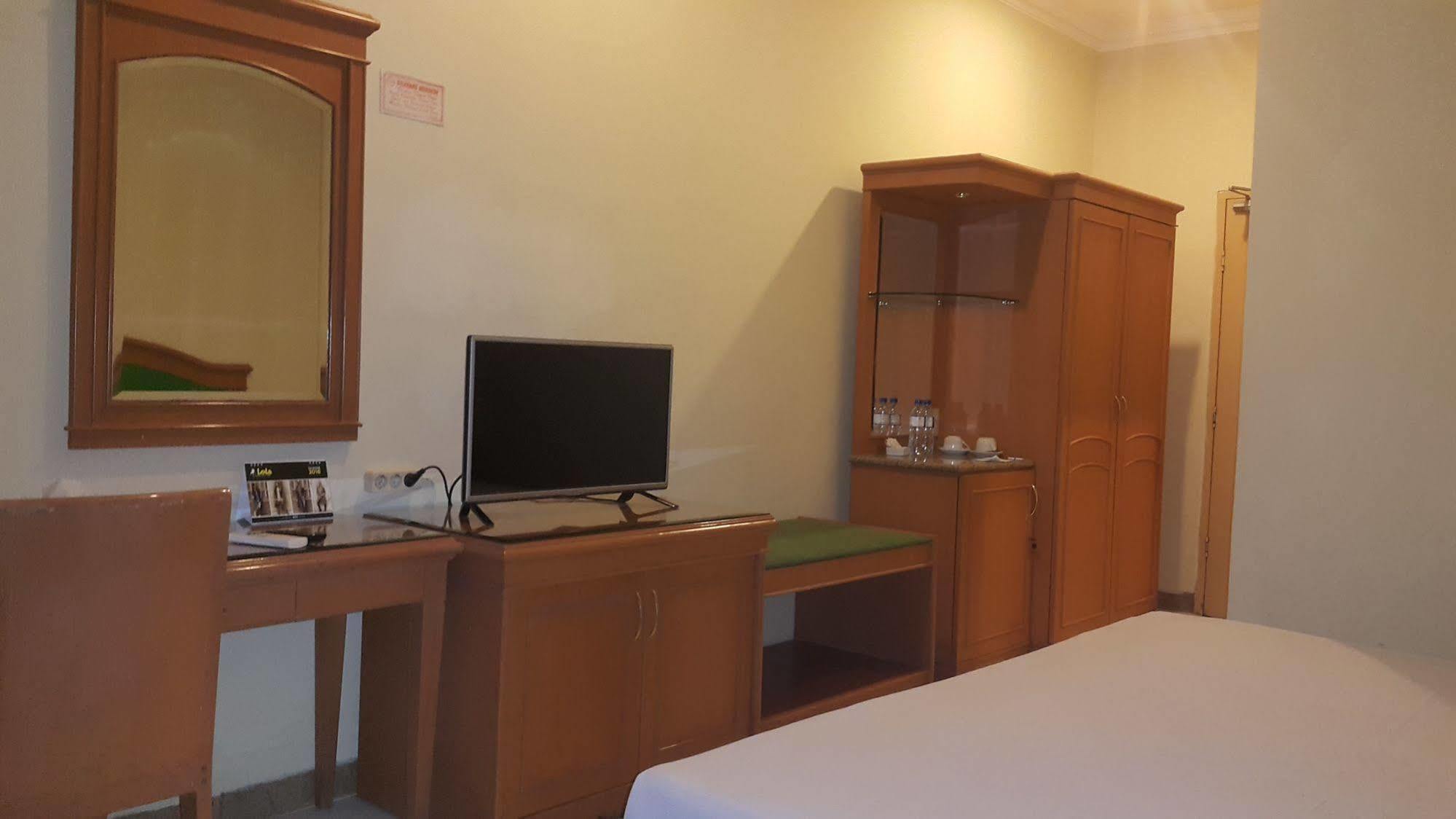Hotel Maricaya Makassar Buitenkant foto