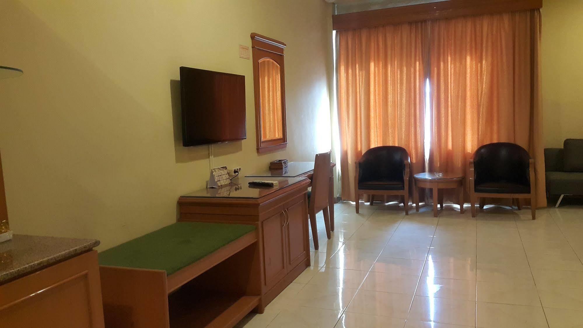 Hotel Maricaya Makassar Buitenkant foto